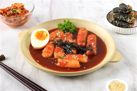 Tteokbokki servido con cebolleta y semillas de sésamo