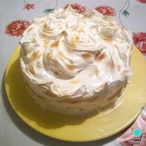 Torta tres leches decorada con merengue y canela