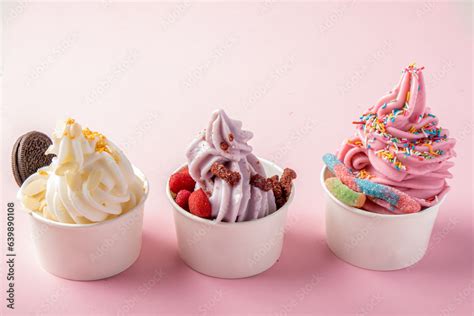 Helado cremoso servido en vaso con toppings de chocolate y caramelo