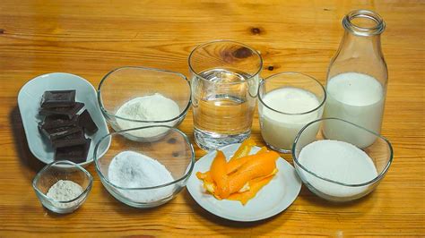Ingredientes básicos para elaborar helado casero sobre una mesa de cocina