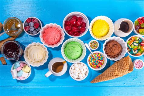 Variedad de toppings para helado como frutos secos y siropes