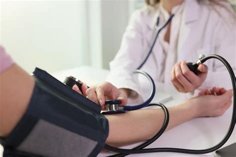 esfigmomanómetro midiendo la presión arterial