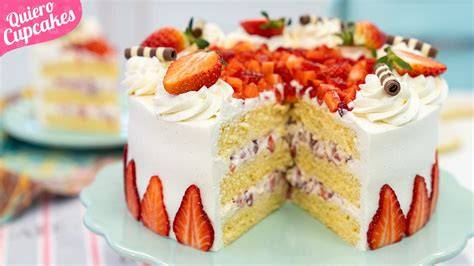 tarta tres leches decorada con fresas