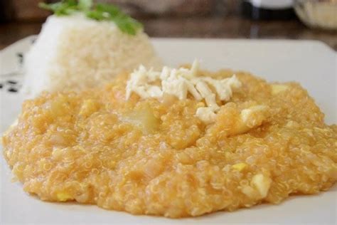 Plato de guiso de quinua con queso servido con arroz