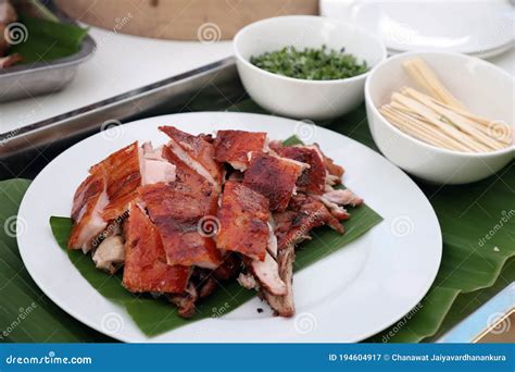 Cochinillo asado con piel crujiente en plato