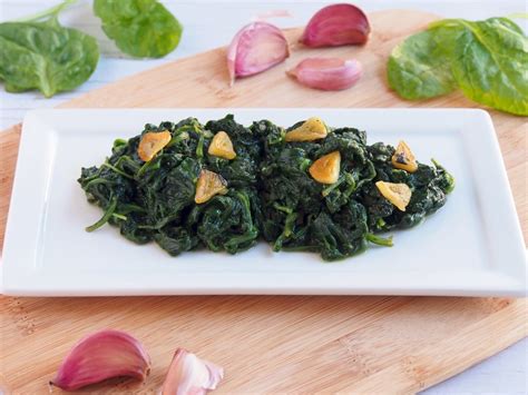plato de espinacas salteadas con ajo