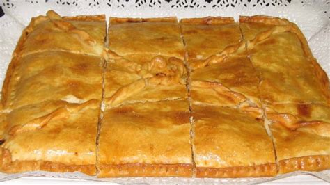 Empanada casera de pan de molde recién horneada