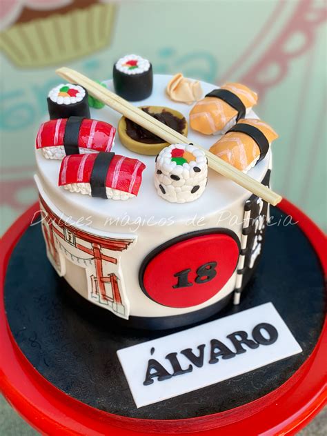 Tarta de cumpleaños personalizada con elementos de pasatiempos