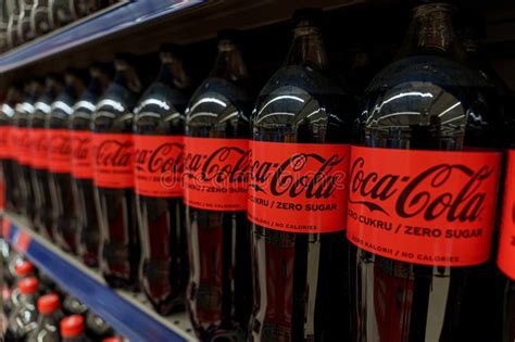 Botellas de Coca-Cola Sin Azúcar expuestas en un estante