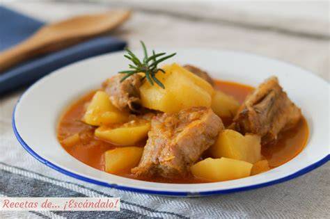 Plato de patatas con costillas recién servido