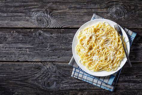 Espaguetis cremosos en un plato blanco