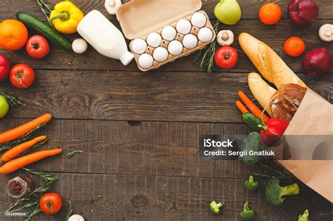 ingredientes frescos sobre mesa de madera