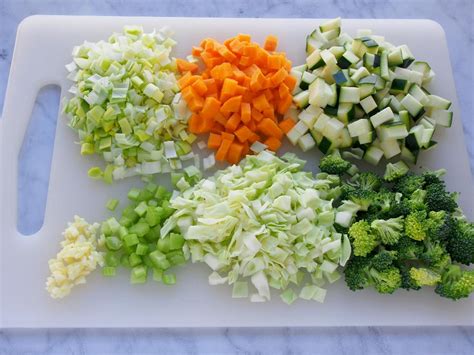 Ingredientes frescos cortados para preparar sopa