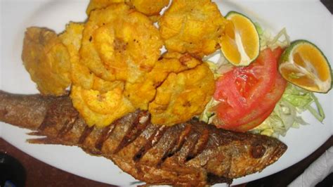Plato de pescado frito con patacones y ensalada