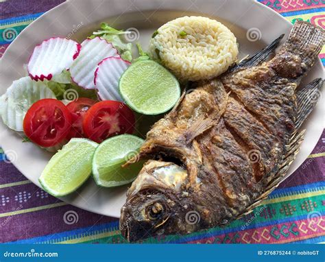 Pescado frito servido en un restaurante local