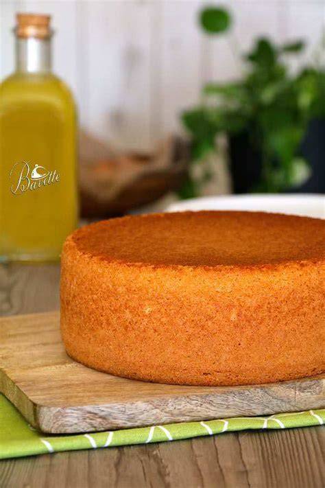 Masa de bizcocho genovés verde en un molde para hornear
