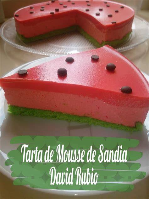 Mousse de sandía vertida sobre la base de bizcocho