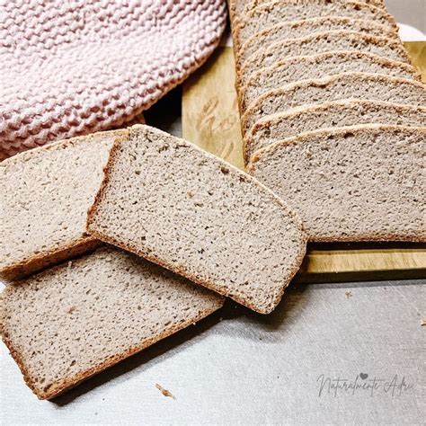 Pan de molde integral recién horneado cortado en rebanadas