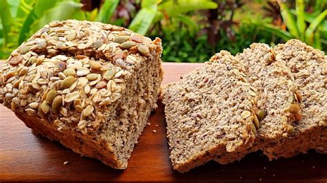 Pan de espelta con avena y semillas sobre una rejilla