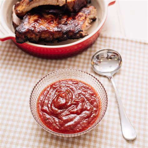 Salsa barbacoa casera servida en un cuenco con carne a la parrilla