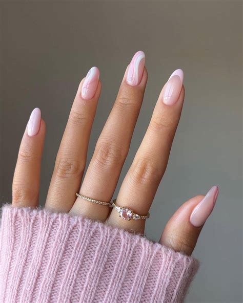 Variedad de diseños de uñas rosa pastel