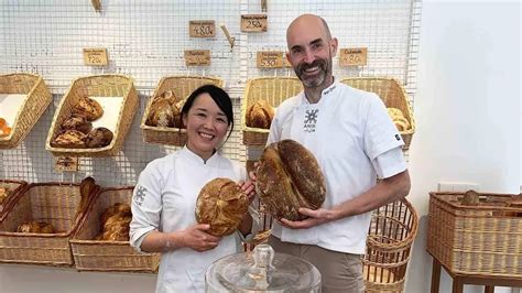 Iker Oroz y Keiko Shiraishi, fundadores de Anik, mostrando su pan artesanal