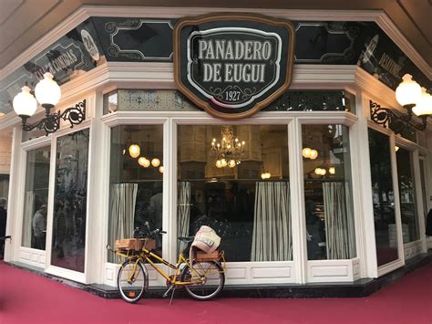 Fachada de El Panadero de Eugui con un diseño tradicional