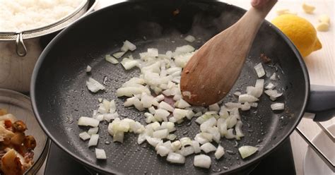 Cebolla y ajo pochándose lentamente en una sartén
