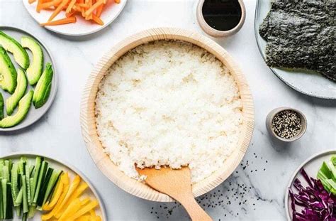 Arroz para sushi en un bol con ingredientes