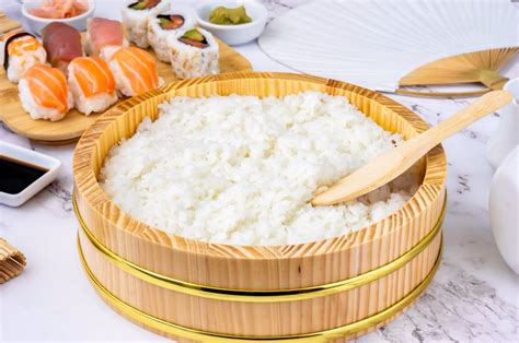 Chef abanicando el arroz de sushi