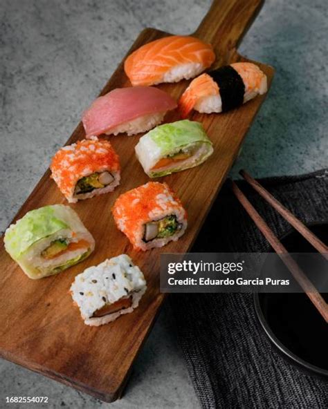 Variedad de sushi (makis, nigiris, uramakis)
