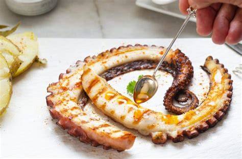 pulpo a la plancha en una sartén con aceite de oliva