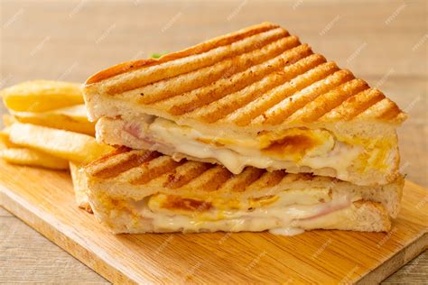 Sándwich de huevo y queso con patatas fritas