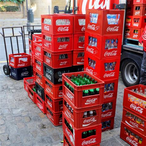 Imagen de archivo de botellas de Coca-Cola en un supermercado
