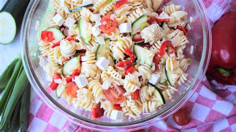 Ensalada de espirales de pasta lista para servir