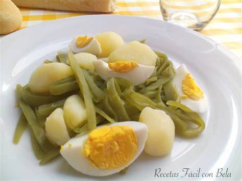 Ingredientes frescos para judías verdes con patatas y huevo