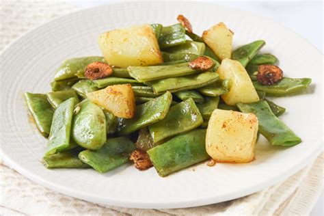 Plato de judías verdes con patatas y huevos cocidos