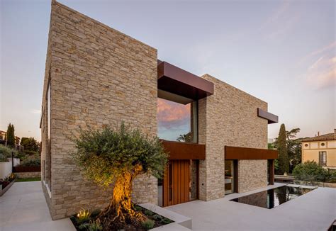Casas tradicionales con fachadas de piedra y portones de madera en Castrillo