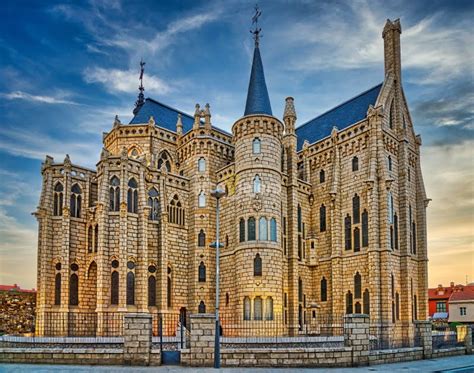 Palacio Episcopal de Gaudí en la cercana ciudad de Astorga