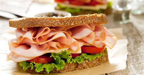 Imagen representativa de un sándwich de jamón equilibrado con vegetales