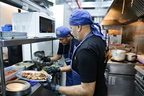 Equipo de cocina de Locos x el Asado en Lima trabajando