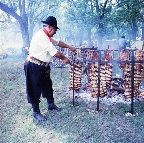 Gaucho preparando un asado tradicional en Argentina
