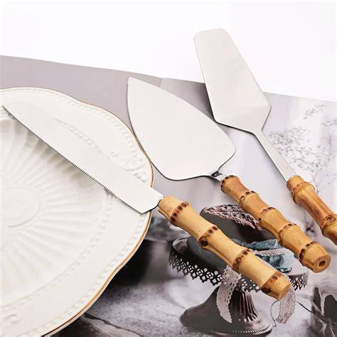 Herramientas para cortar pasteles: cuchillo panero, pala de tarta, espátula