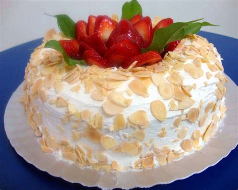 Tarta terminada con almendras espolvoreadas