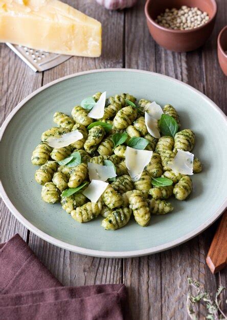 Ñoquis con salsa pesto y queso parmesano
