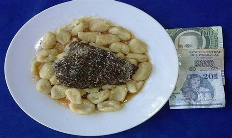 Monedas debajo de un plato de ñoquis