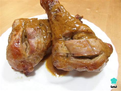 Olla rápida con muslos de pavo guisándose