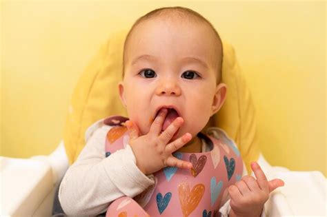 Bebé comiendo un trozo de tortilla