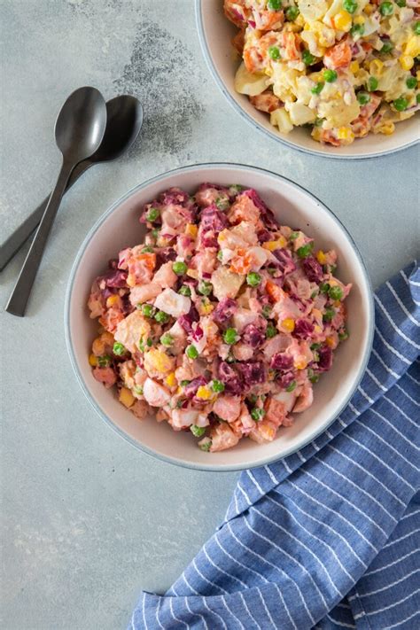 Ensalada rusa servida en un bol de cristal