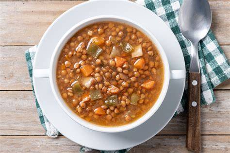 Plato de sopa de lentejas caliente con perejil fresco